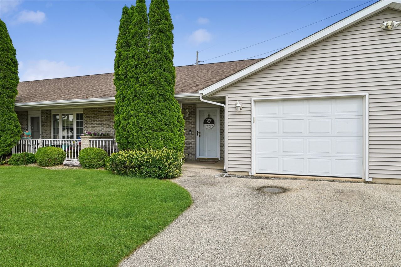102 Richland Avenue, Unit 3, Urbana, IA 52345 Main Photo