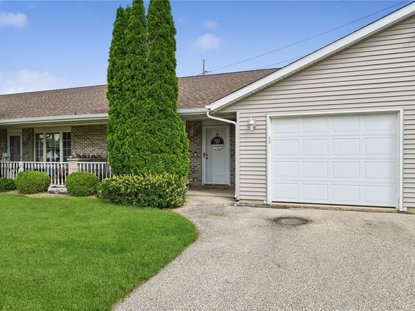 102 Richland Avenue, Unit 3, Urbana, IA 52345
