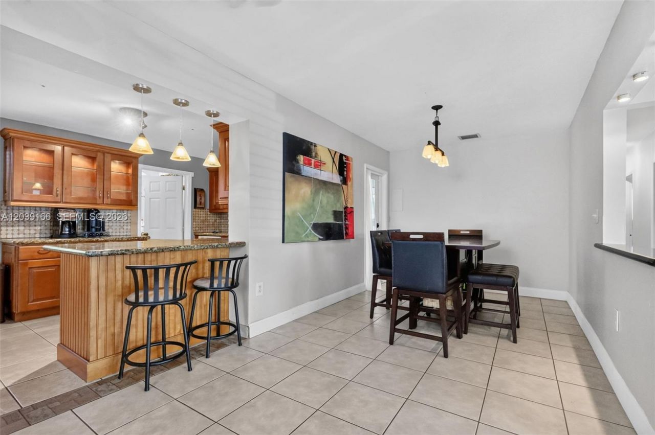 4585 E 9th Ln , Hialeah, FL 33013 Photo