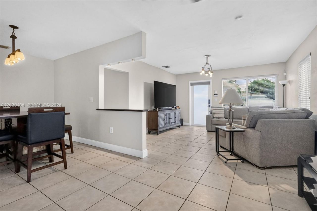 4585 E 9th Ln , Hialeah, FL 33013 Photo
