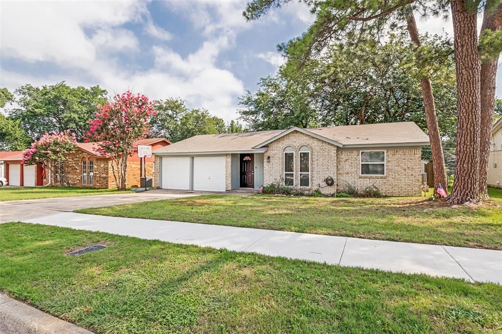 1911 Devonshire Drive, Arlington, TX 76015 Main Photo