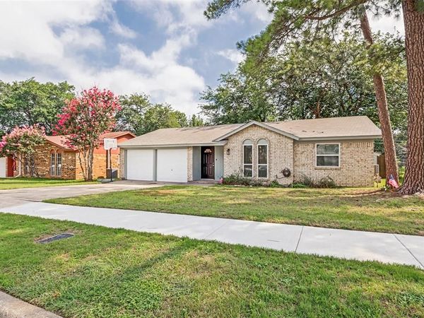 1911 Devonshire Drive, Arlington, TX 76015