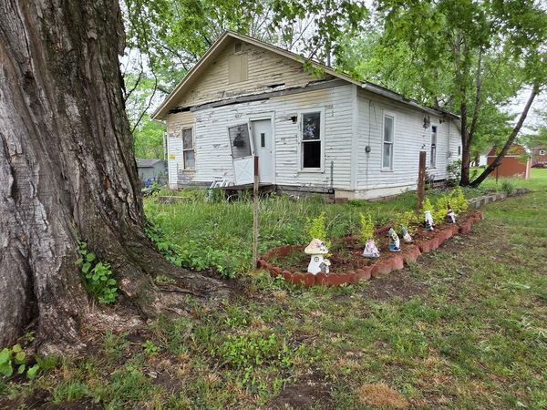 502 E Saint Charles Avenue , Mcleansboro, IL 62859