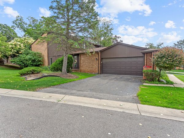 2260 Bordeaux Street, West Bloomfield, MI 48323