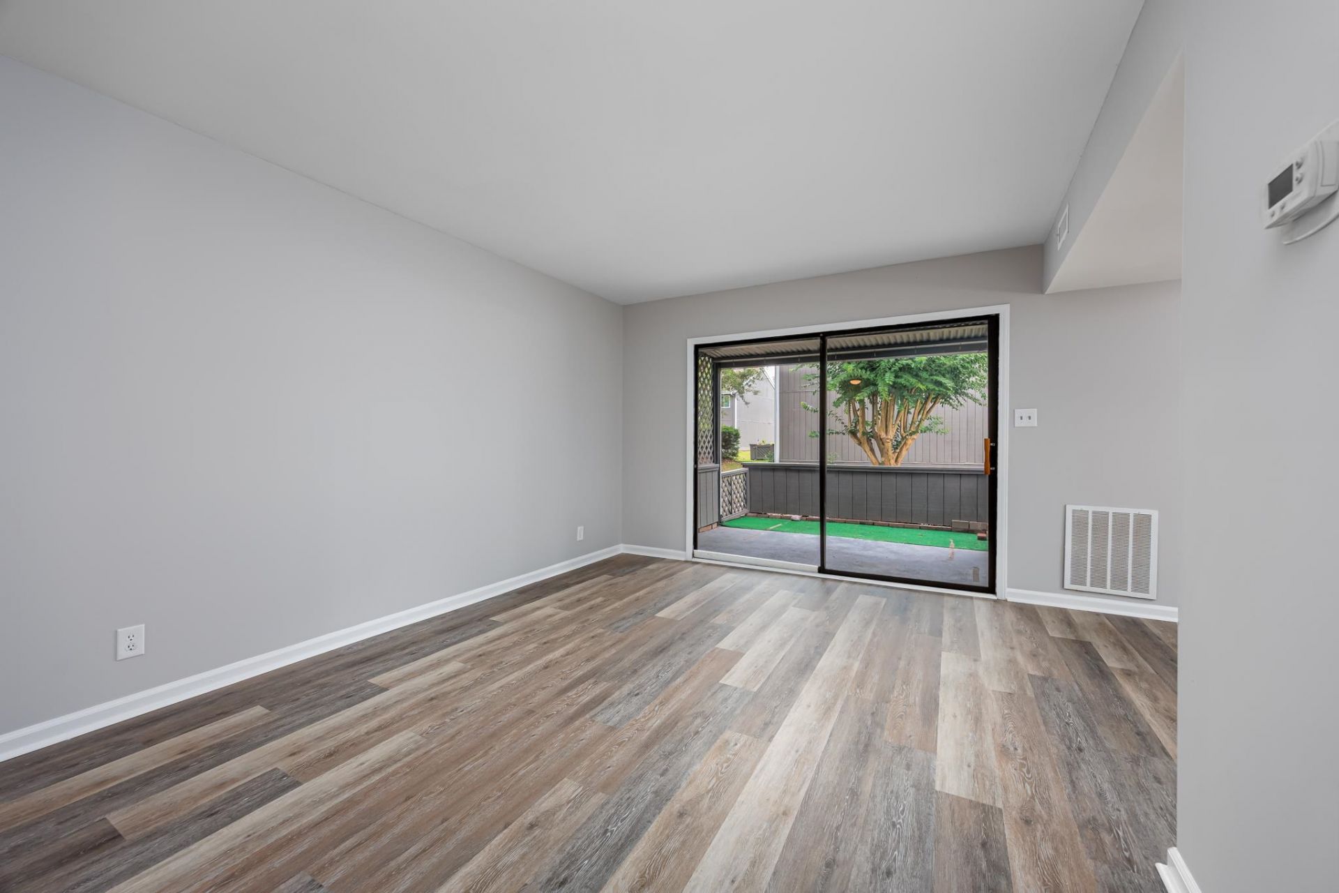 10301 N Kings Hwy.  Photo 7