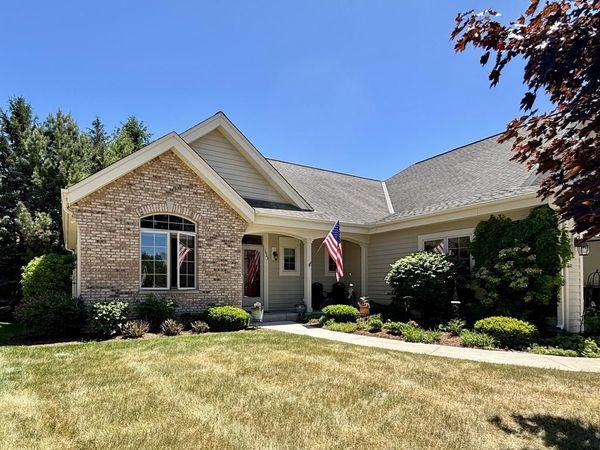 1423 Hidden Waters CIRCLE, West Bend, WI 53095