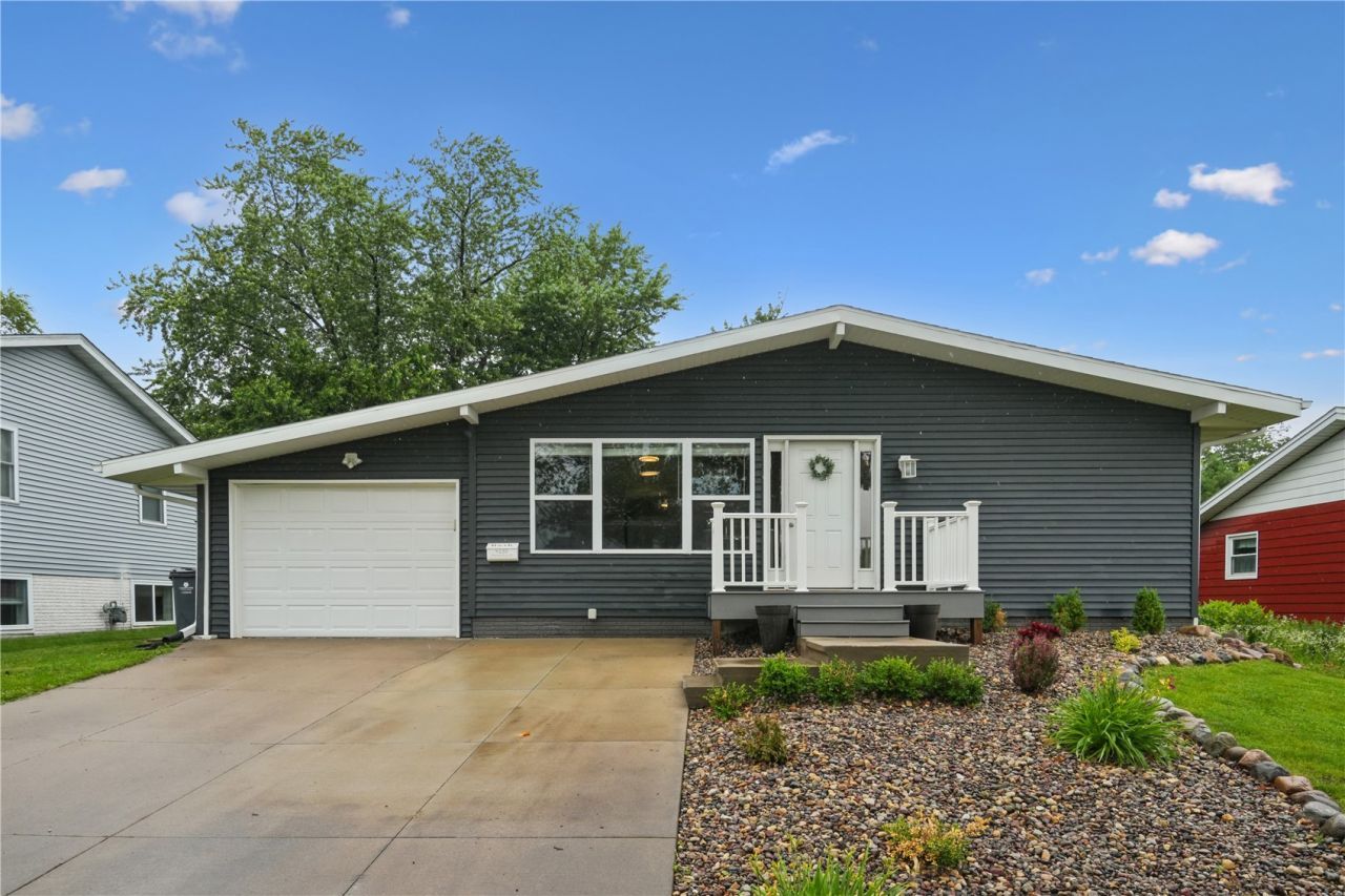 4233 Pineview Drive Ne, Cedar Rapids, IA 52402 Main Photo