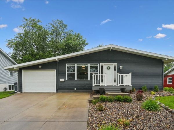 4233 Pineview Drive NE, Cedar Rapids, IA 52402