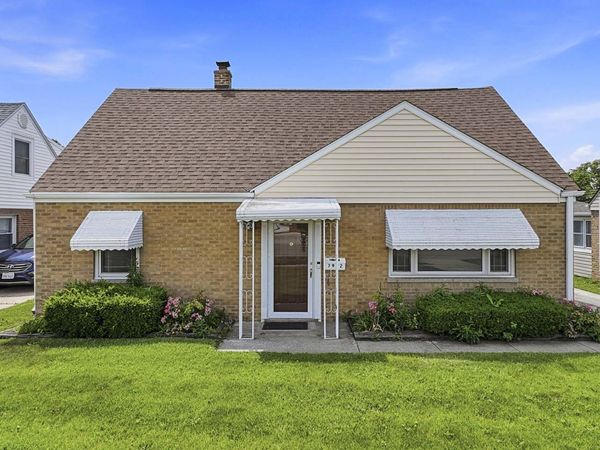 7922 N Waukegan Road , Niles, IL 60714