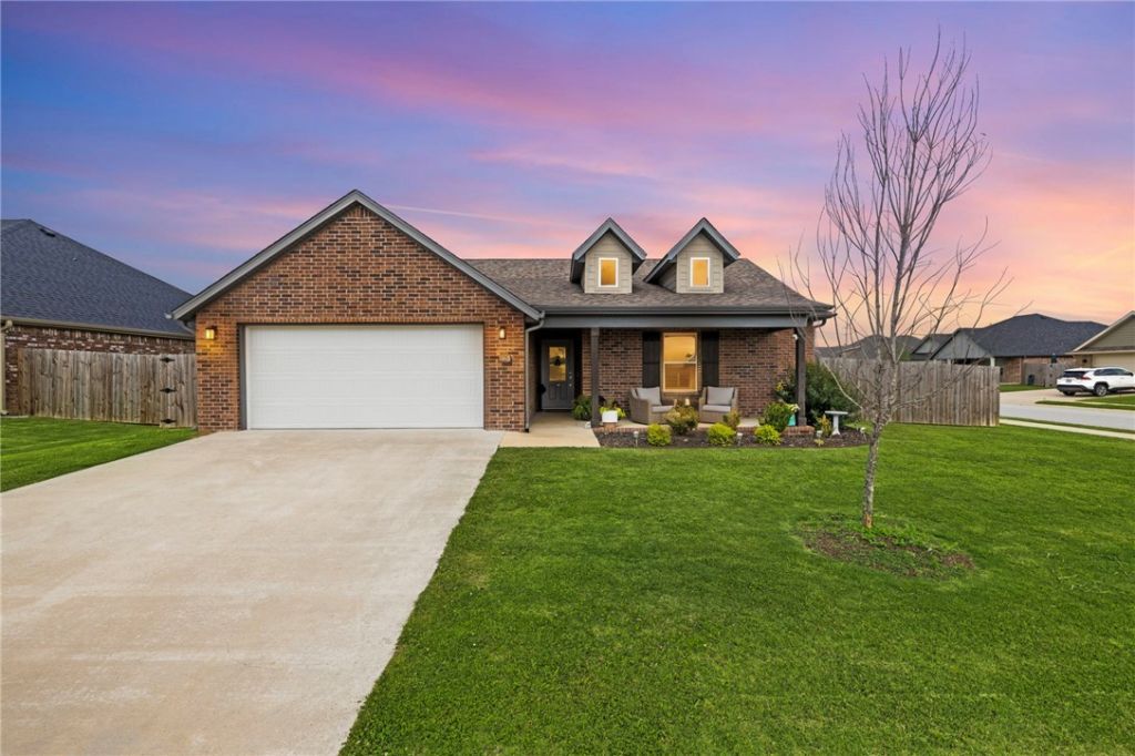 1050 Fair Oaks Street, Tontitown, AR 72762 Main Photo