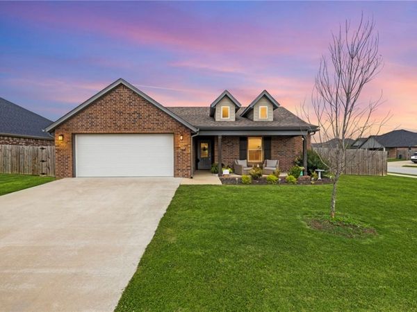 1050 Fair Oaks Street , Tontitown, AR 72762