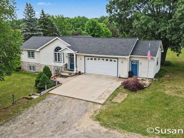 3454 Holland Lake, Sheridan, MI 48884