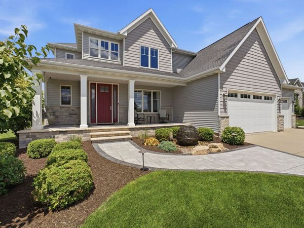 3460 Crow Lake Drive, Bettendorf, IA 52722