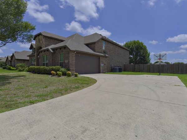 210 Debbie Way, Red Oak, TX 75154