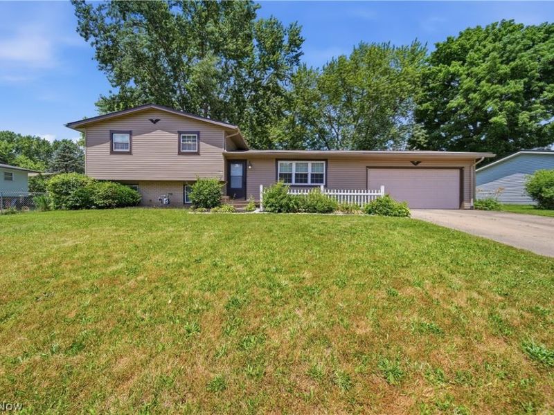 1819 Stonehenge Avenue NW, Massillon, OH 44646 Photo 2