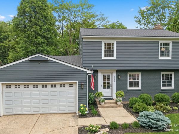 1910 Ridgemoor Drive SE, Grand Rapids, MI 49506