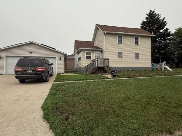 411 State Street, Dysart, IA 52224
