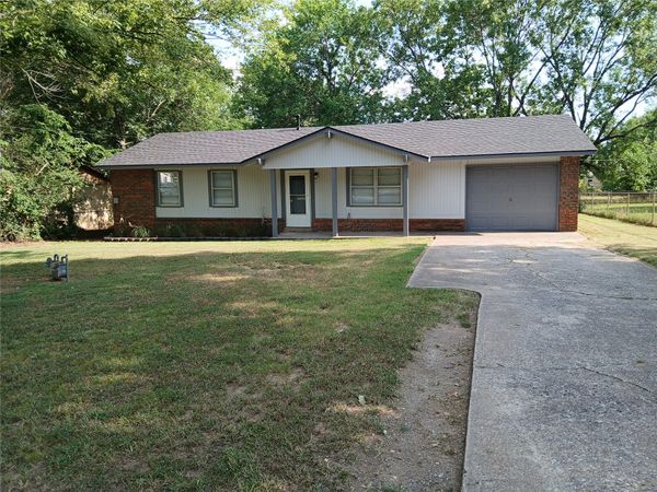 1004 NE 9th Street, Wagoner, OK 74467