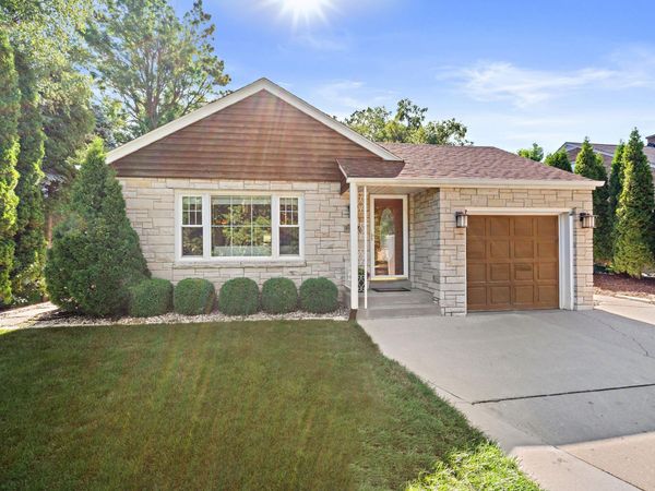 7424 N Santa Monica Blvd, Fox Point, WI 53217