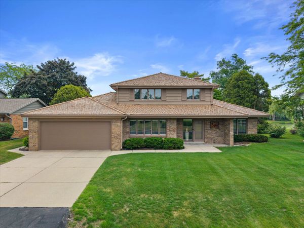 3 Shorewood Ct, Wind Point, WI 53402