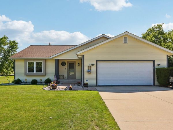 7710 S Chapel Hill Dr, Franklin, WI 53132