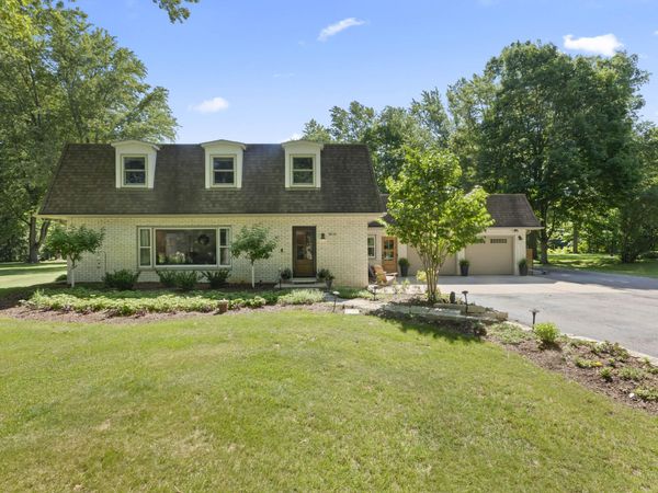 N8104 LaSalle Cir, Ixonia, WI 53066