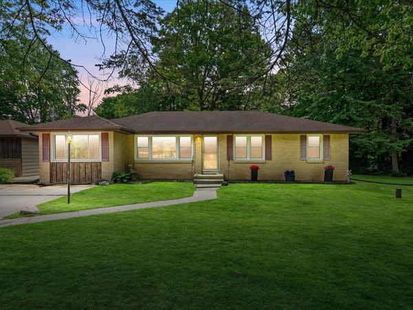 5870 S 41st St, Greenfield, WI 53221