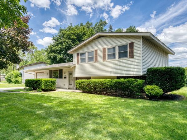 304 Dartmoor Drive , Crystal Lake, IL 60014
