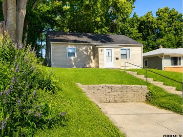 2122 S 46 Street S, Omaha, NE 68106