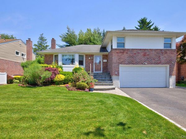 31 Irene Lane E, Plainview, NY 11803