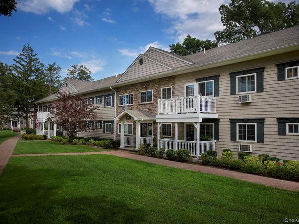 556 New Highway , Unit 4-2A, Hauppauge, NY 11788