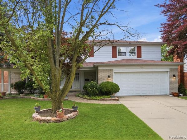 883 Briarcliff Drive, Grosse Pointe Woods, MI 48236