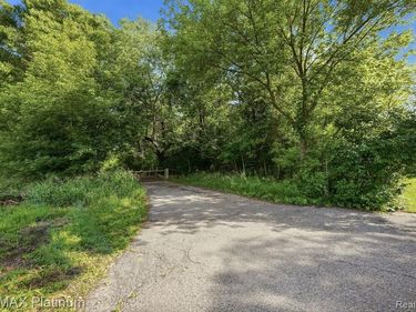 Henry Street , Howell, MI 48843