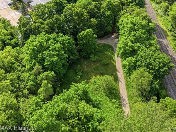 Henry Street , Howell, MI 48843