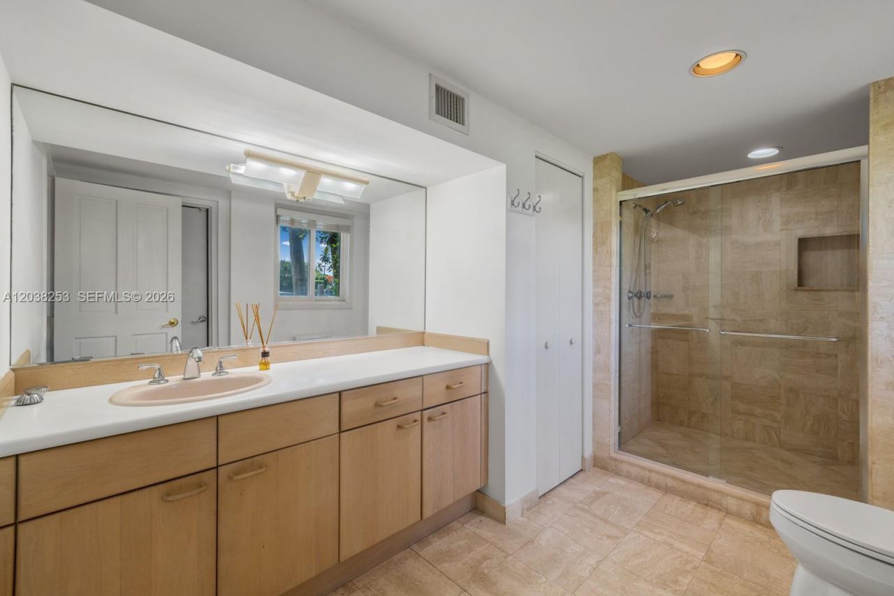 6500 N Bay Rd, Miami Beach, FL 33141 Photo