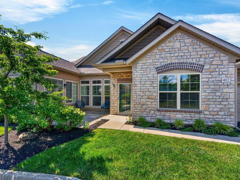 402 Stoneshire Loop, Pataskala, OH 43062 Photo 2