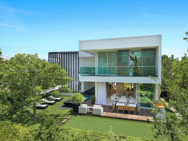 810 W 47 CT , Miami Beach, FL 33140