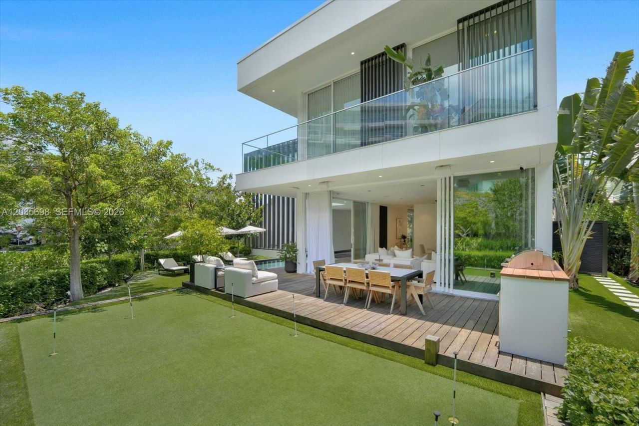 810 W 47 Ct, Miami Beach, FL 33140 Photo