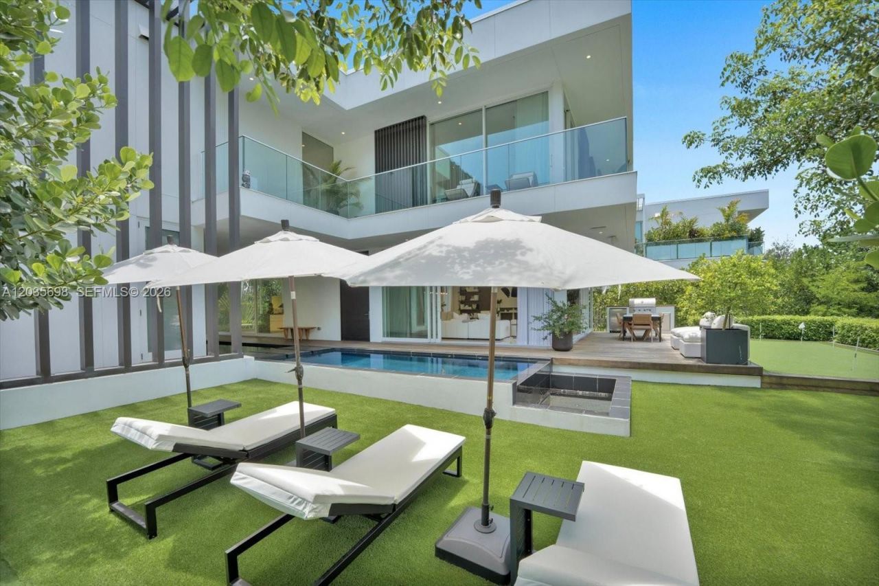 810 W 47 Ct, Miami Beach, FL 33140 Photo