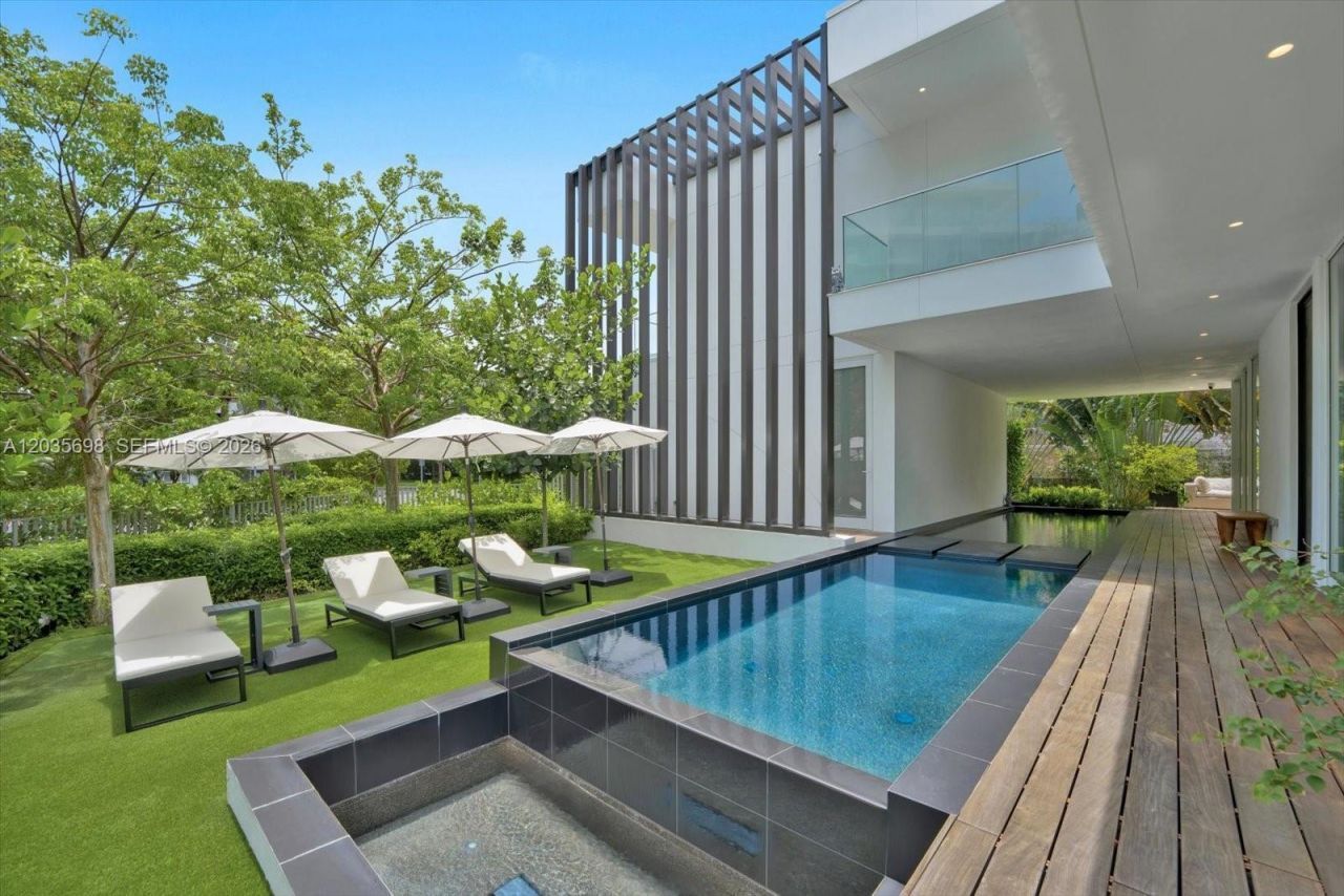 810 W 47 Ct, Miami Beach, FL 33140 Photo