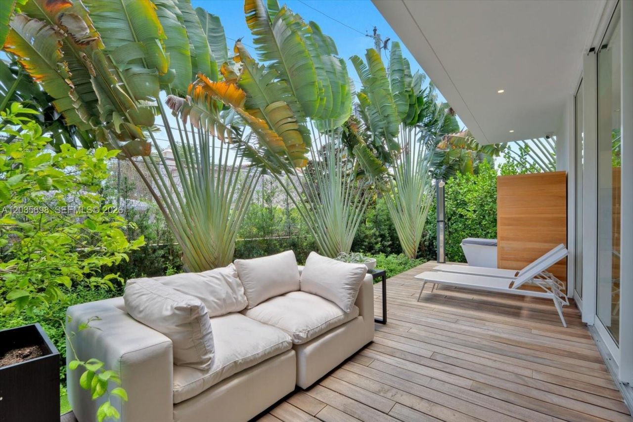 810 W 47 Ct, Miami Beach, FL 33140 Photo