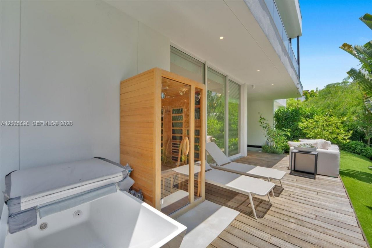 810 W 47 Ct, Miami Beach, FL 33140 Photo