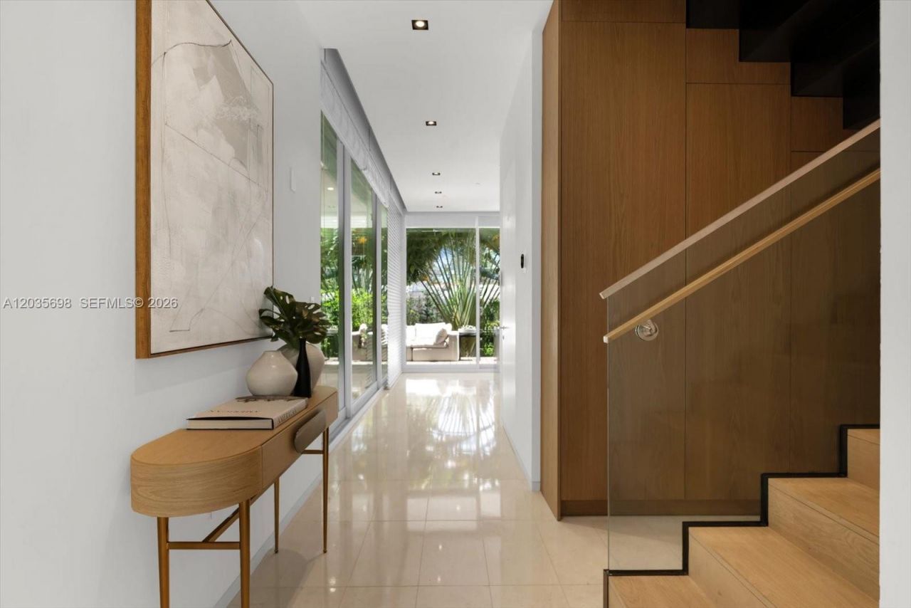 810 W 47 Ct, Miami Beach, FL 33140 Photo