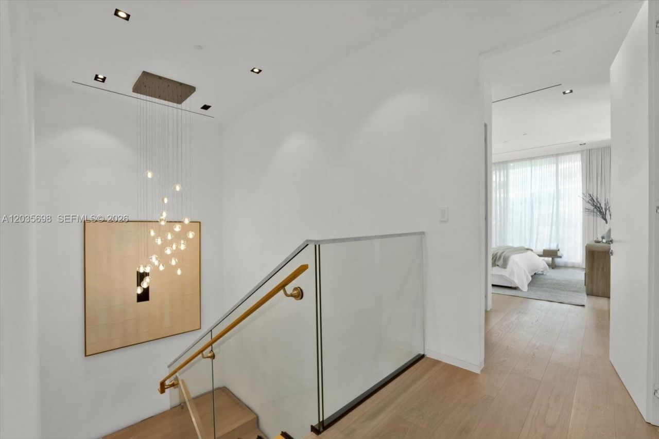 810 W 47 Ct, Miami Beach, FL 33140 Photo
