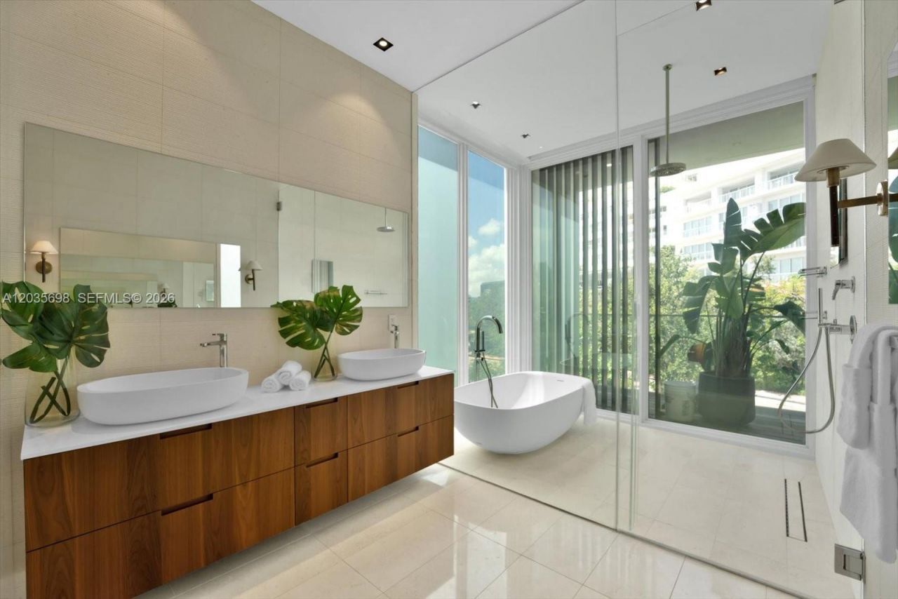 810 W 47 Ct, Miami Beach, FL 33140 Photo