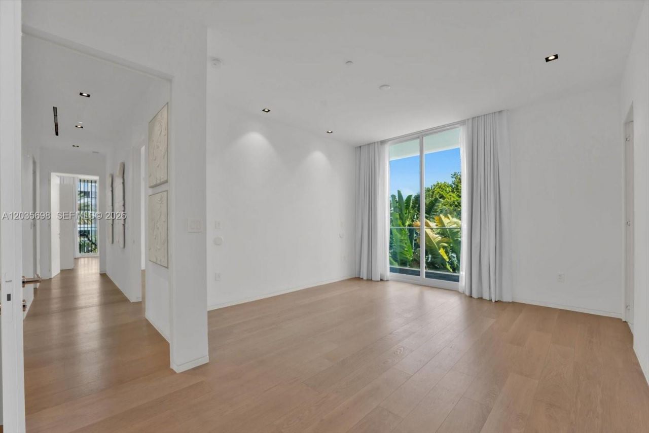 810 W 47 Ct, Miami Beach, FL 33140 Photo