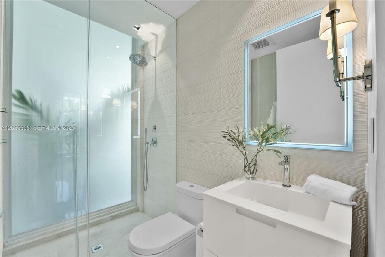 810 W 47 Ct, Miami Beach, FL 33140 Photo