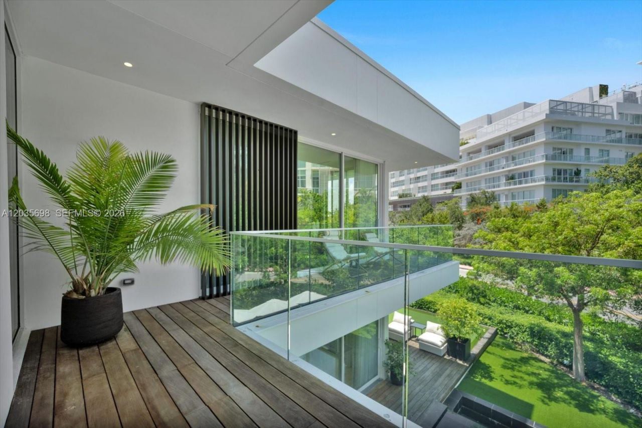 810 W 47 Ct, Miami Beach, FL 33140 Photo