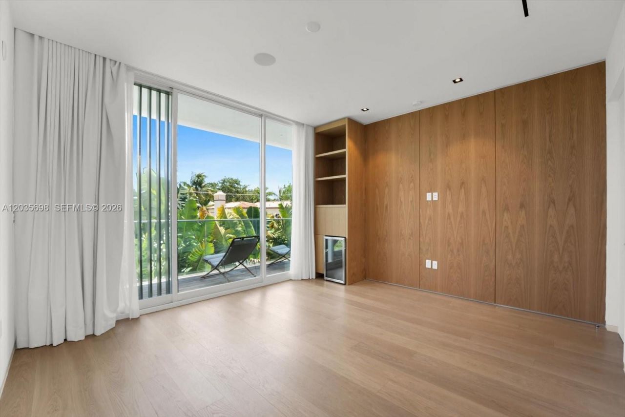 810 W 47 Ct, Miami Beach, FL 33140 Photo
