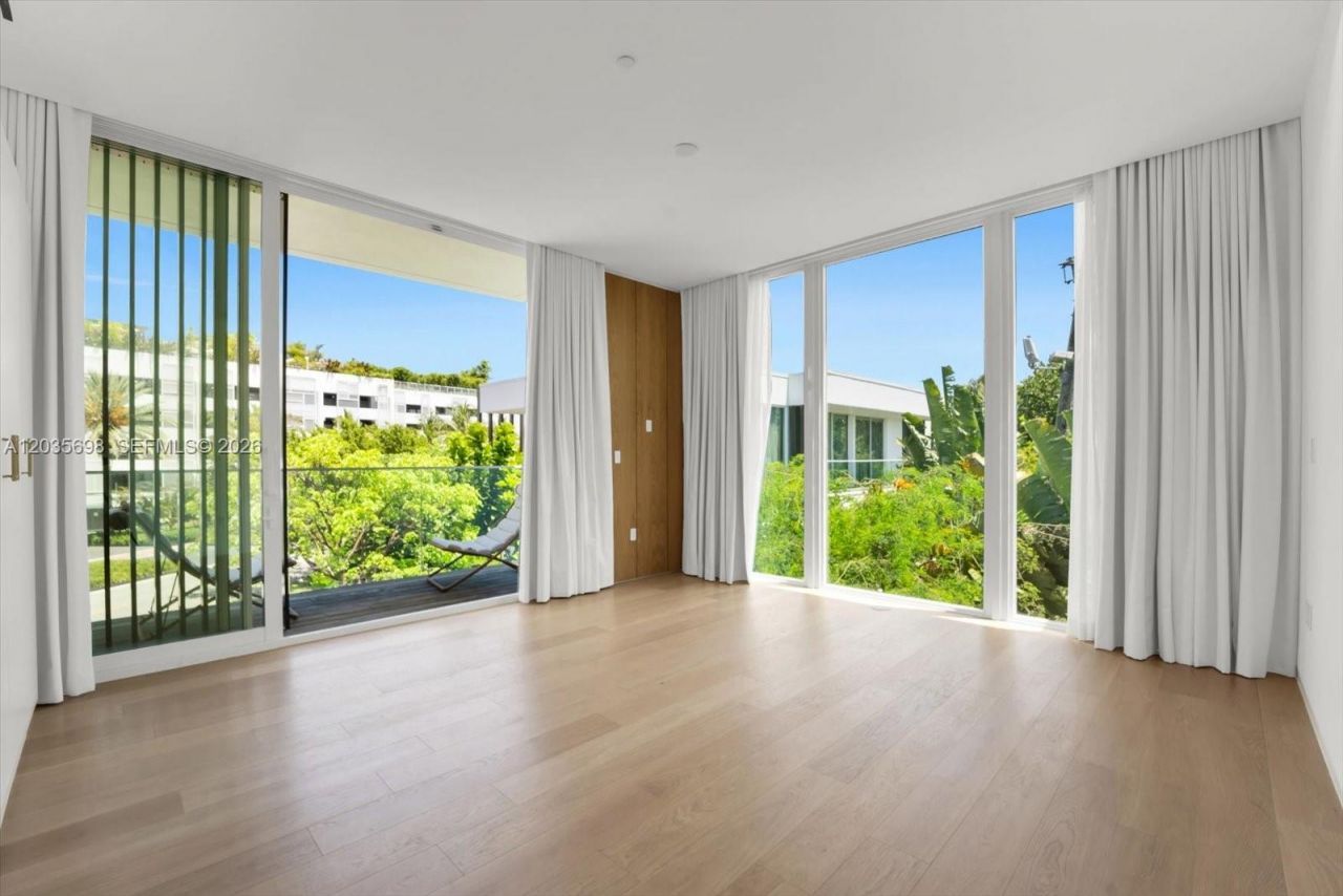 810 W 47 Ct, Miami Beach, FL 33140 Photo